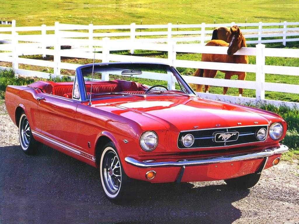 Mustang GT convertible rouge devant un paturage et un cheval