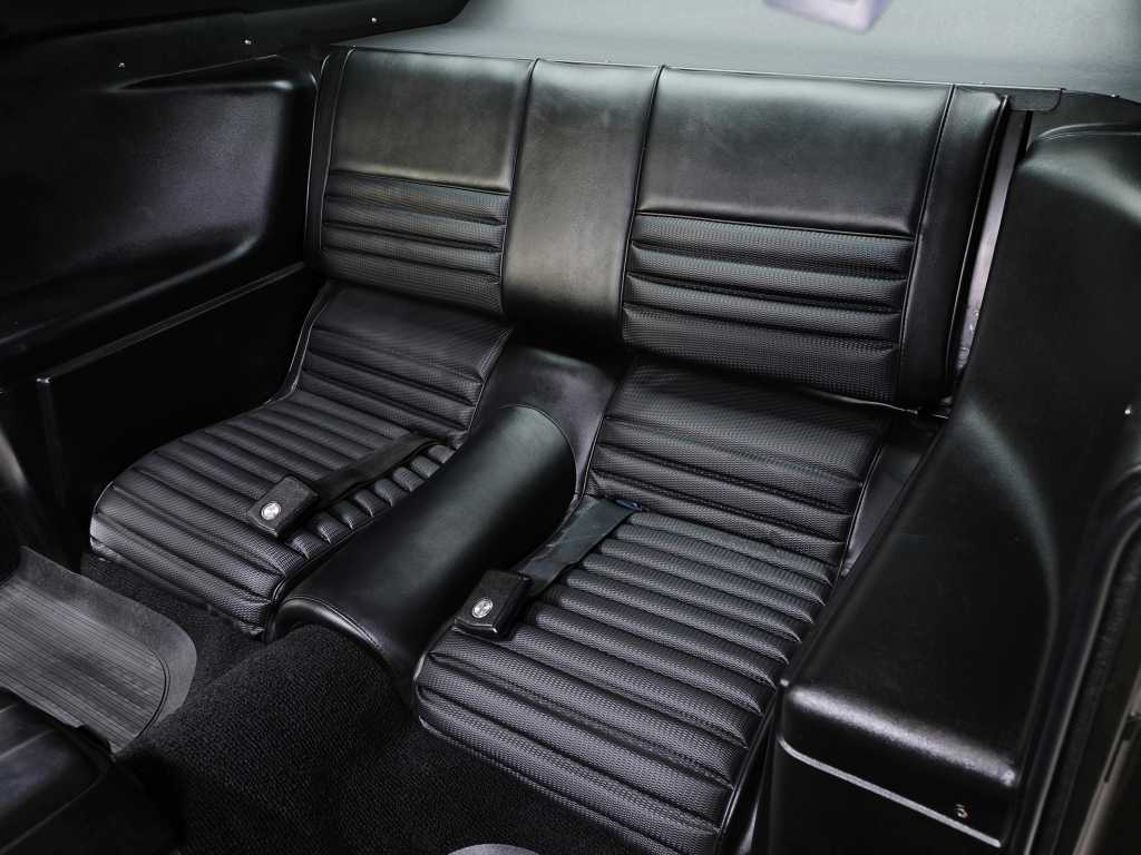 Intérieur des sièges arrière de la Mustang mach 1