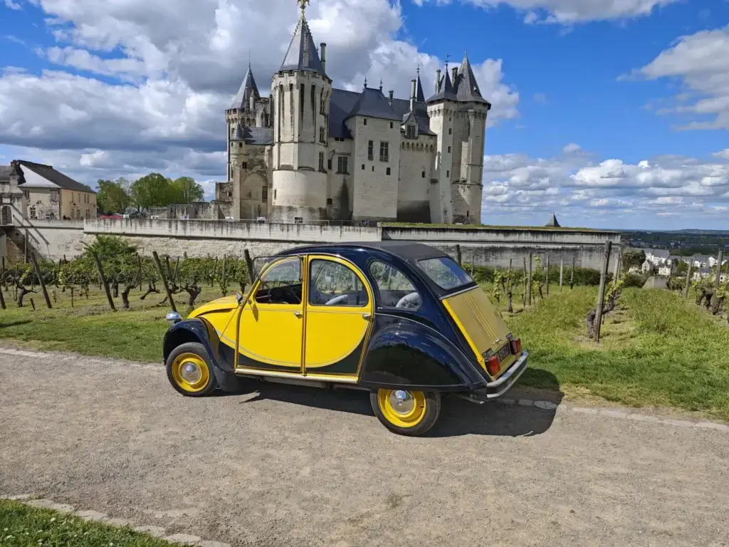 Voiture 2CV devant le château de Saumur