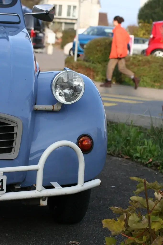 Voiture 2CV bleu clair