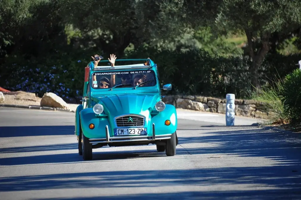 Voiture 2CV bleu cyan