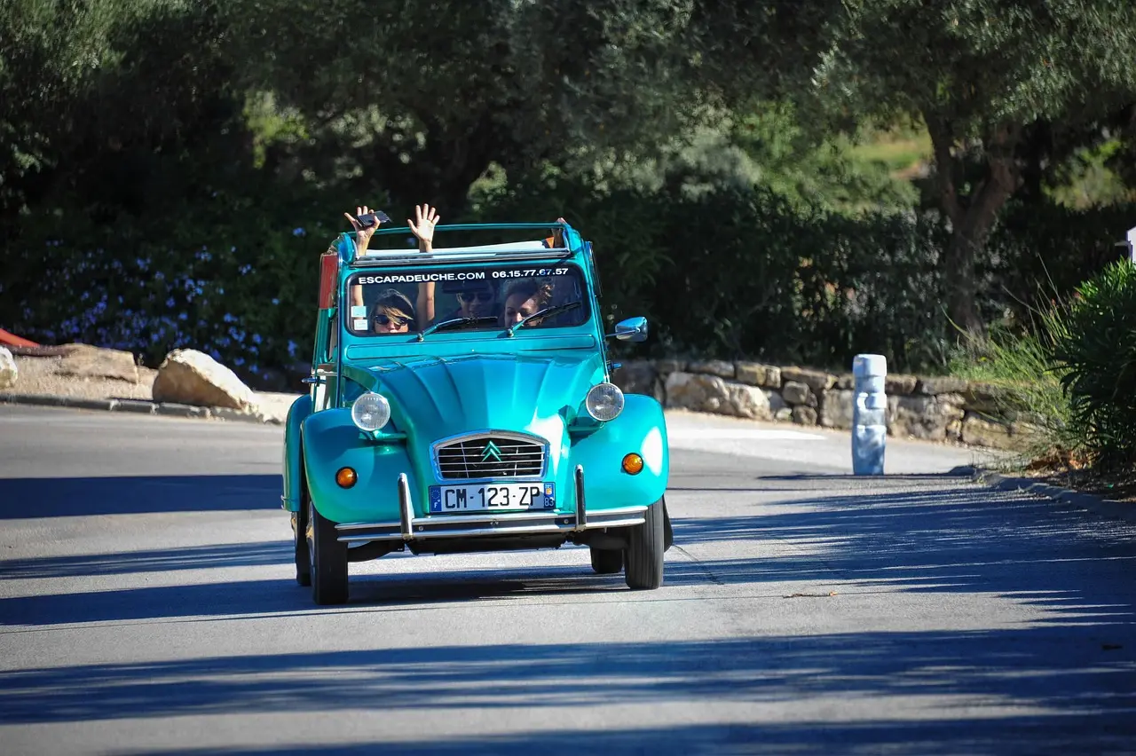 Voiture 2CV bleu cyan