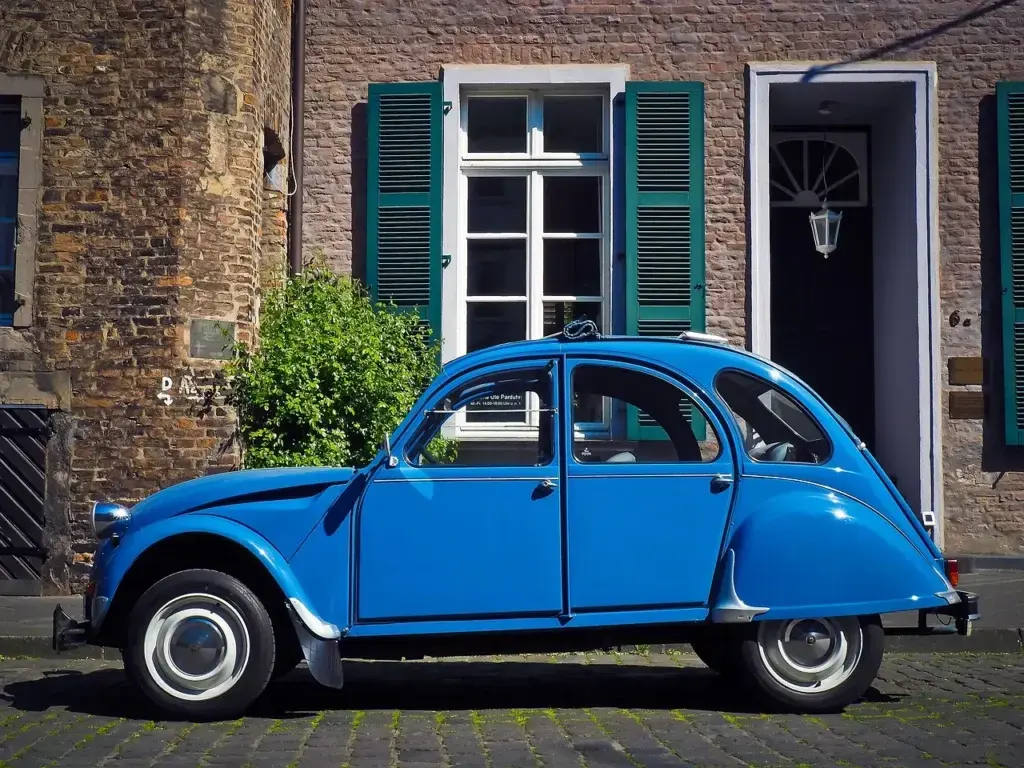 Voiture 2CV bleu garée