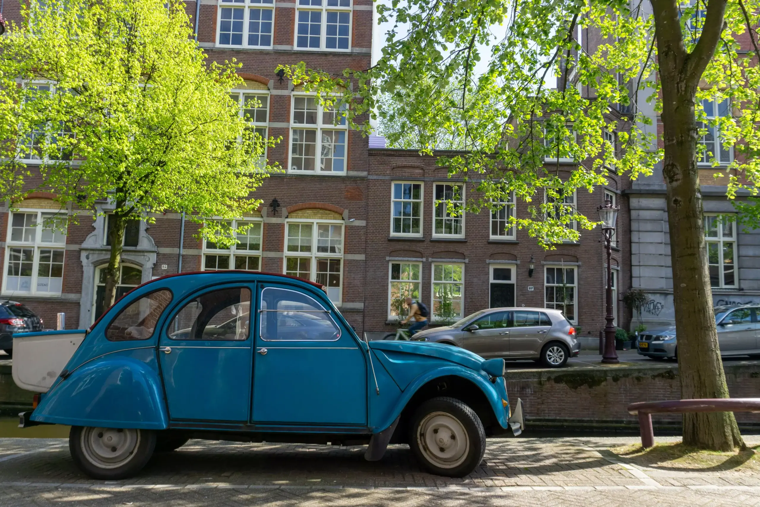 Voiture 2 chevaux bleue en ville