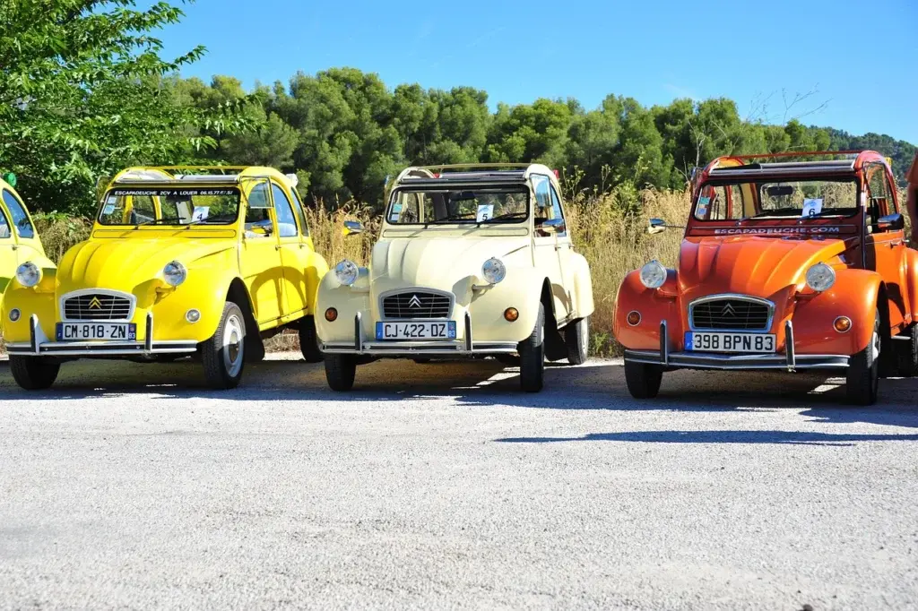 Plusieurs voitures 2 chevaux colorées