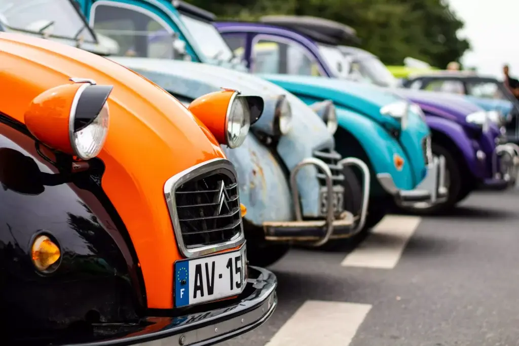 Voitures 2 chevaux colorées et garées