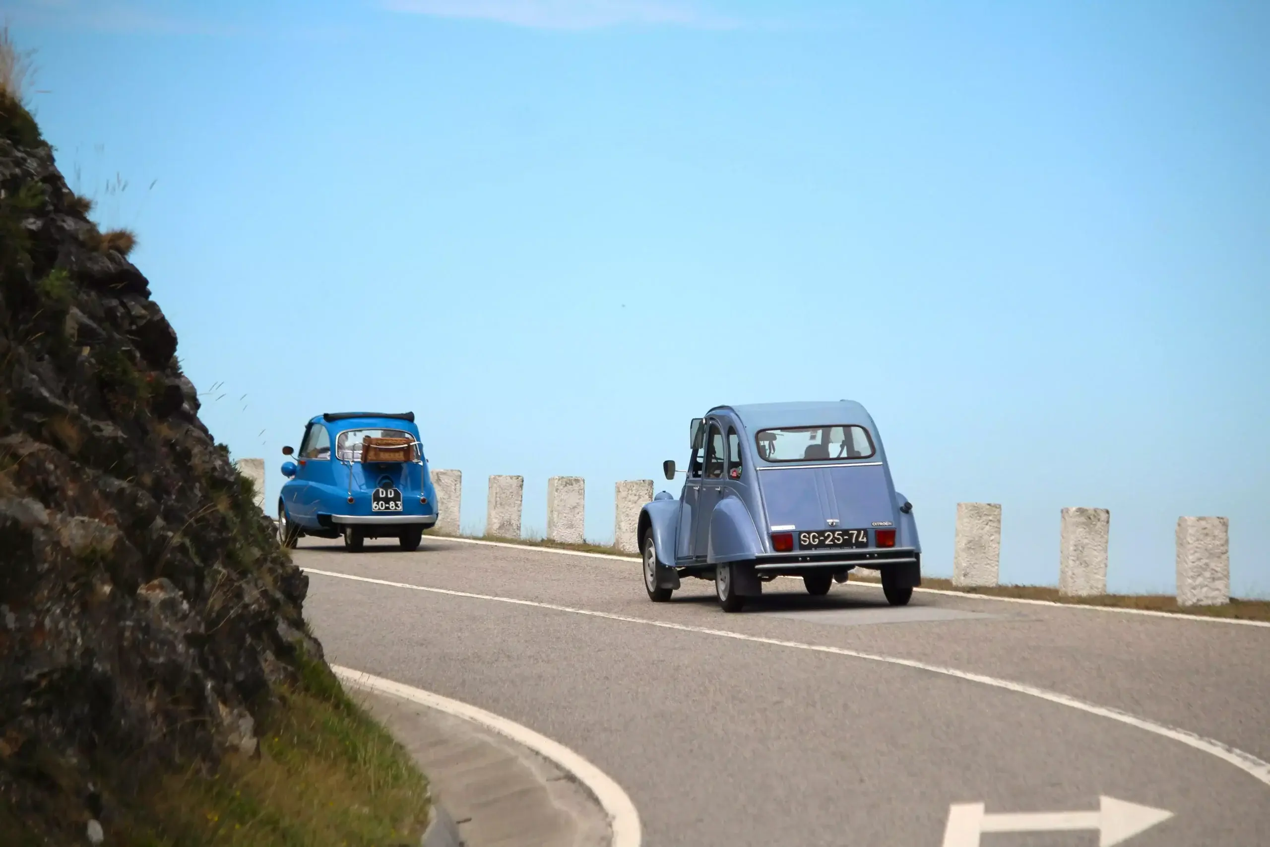 Deux voitures 2 chevaux sur la route